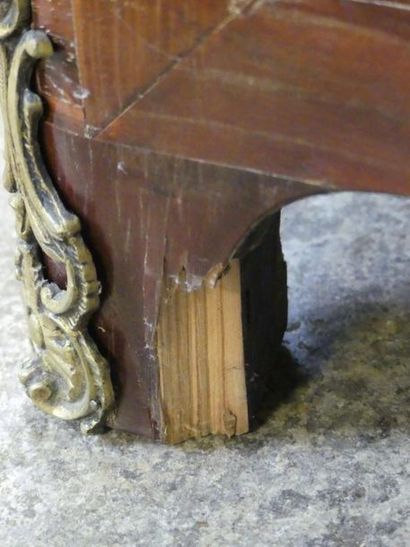 Commode étroite à façade galbée, en frisage,...