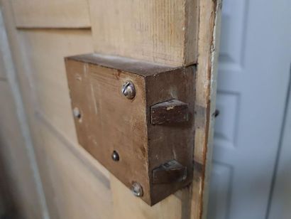 Armoire rustique d'époque Louis XVI, 
relaquée
220...