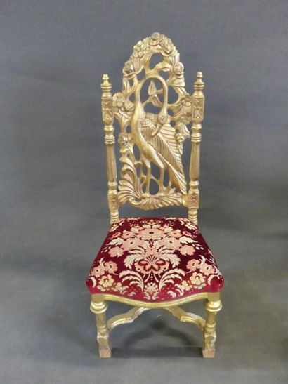 Paire de chaises à haut dossier en bois sculpté...