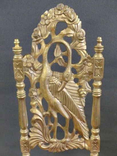 Paire de chaises à haut dossier en bois sculpté...