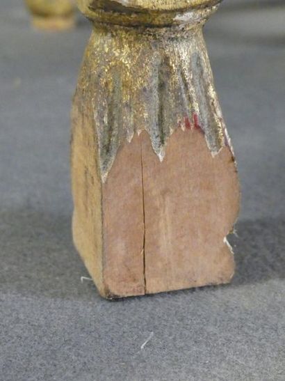 Paire de chaises à haut dossier en bois sculpté...