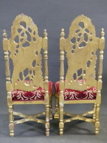 Paire de chaises à haut dossier en bois sculpté...