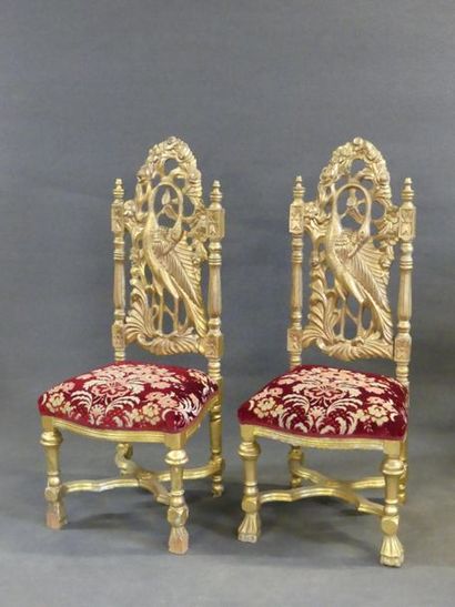 Paire de chaises à haut dossier en bois sculpté...