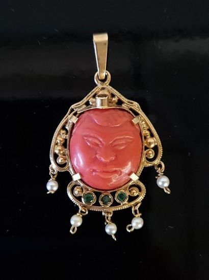 Pendant in 750°/00 gold set with a carved...