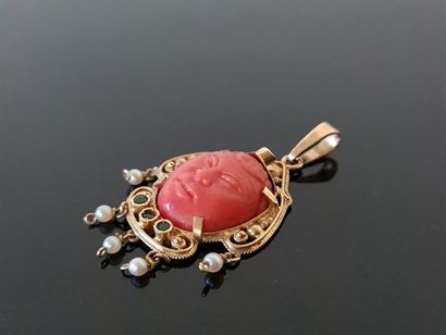 Pendant in 750°/00 gold set with a carved...