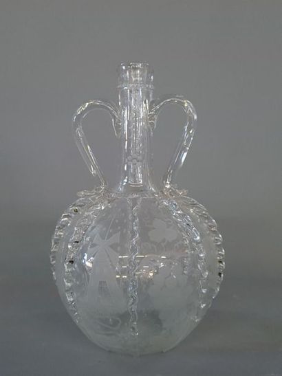 Carafe à deux anses à décor gravé de moulins,...