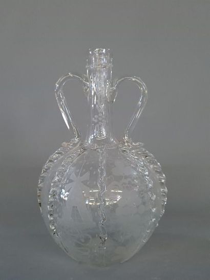 Carafe à deux anses à décor gravé de moulins,...
