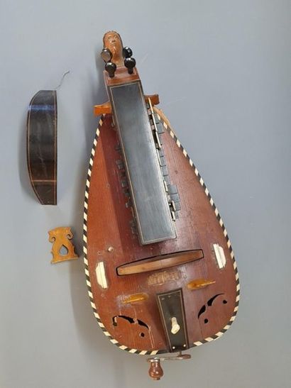 Vielle à manivelle Pimpard à Jenzat.
à r...