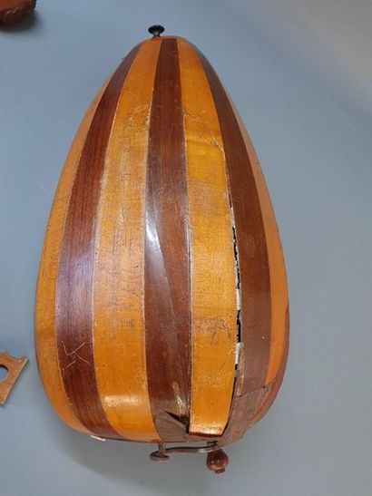 Vielle à manivelle Pimpard à Jenzat.
à r...