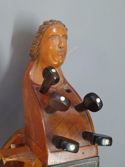 Vielle à manivelle Pimpard à Jenzat.
à r...