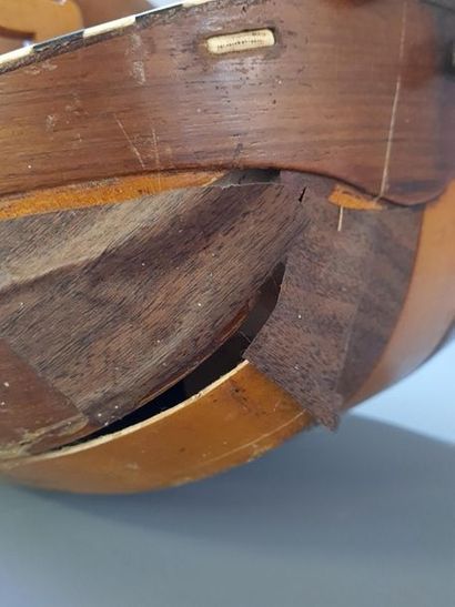 Vielle à manivelle Pimpard à Jenzat.
à r...