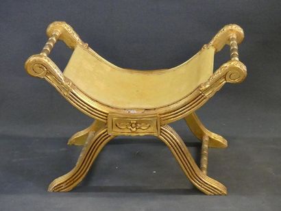 Paire de tabourets curules en bois et stuc...