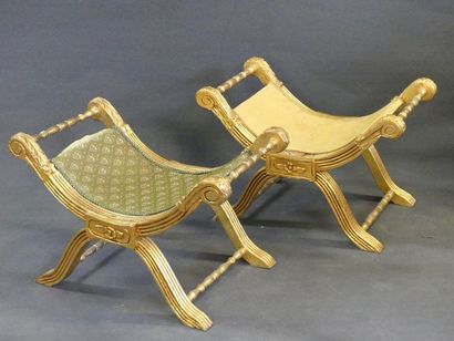 Paire de tabourets curules en bois et stuc...