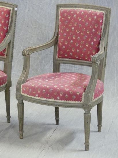 Paire de fauteuils en bois sculpté et laqué.
Style...