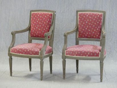 Paire de fauteuils en bois sculpté et laqué.
Style...