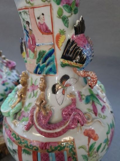 Paire de vases en porcelaine de Canton,
Décor...