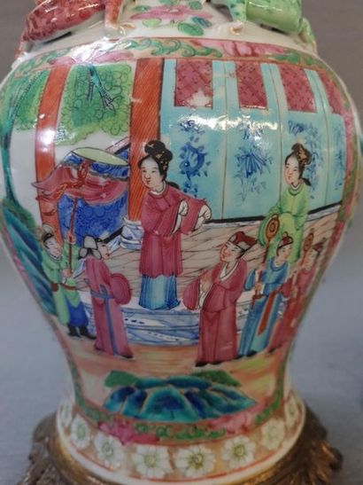 Paire de vases en porcelaine de Canton,
Décor...
