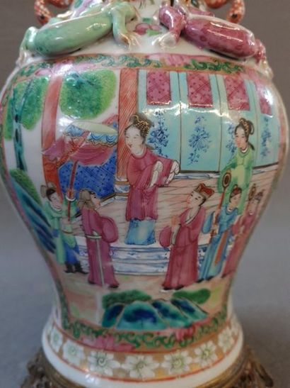 Paire de vases en porcelaine de Canton,
Décor...