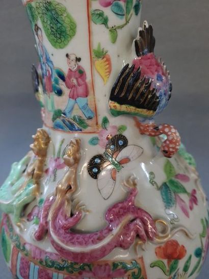 Paire de vases en porcelaine de Canton,
Décor...