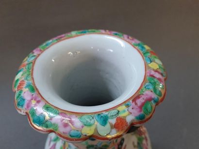 Paire de vases en porcelaine de Canton,
Décor...