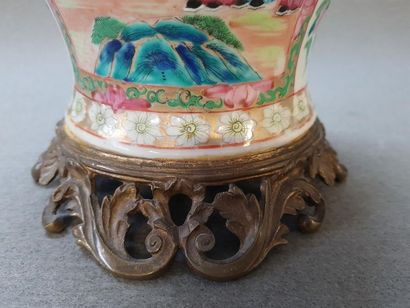 Paire de vases en porcelaine de Canton,
Décor...