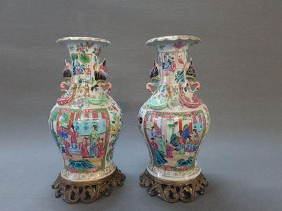 Paire de vases en porcelaine de Canton,
Décor...