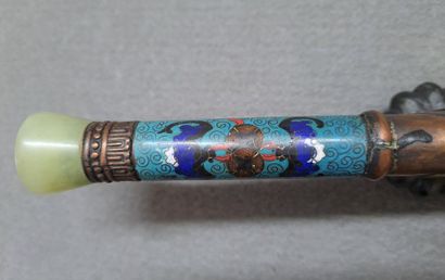 Pipe à opium asiatique en émaux cloisonnés...
