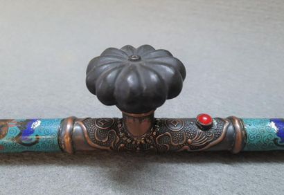 Pipe à opium asiatique en émaux cloisonnés...
