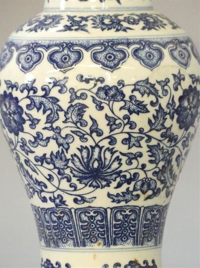 Vase en porcelaine de Chine décor bleu et...