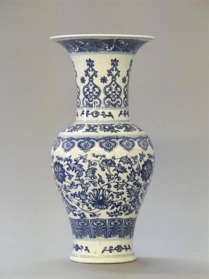 Vase en porcelaine de Chine décor bleu et...