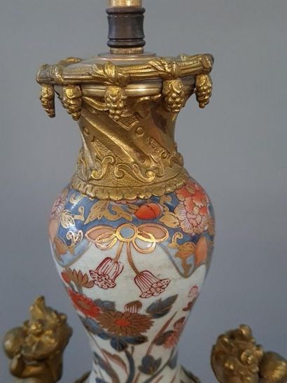 Pied de lampe en porcelaine de Bayeux décor...
