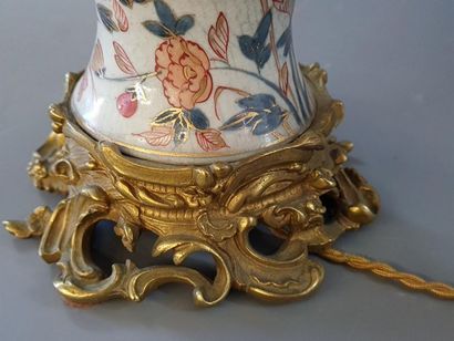 Pied de lampe en porcelaine de Bayeux décor...
