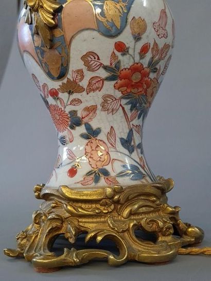 Pied de lampe en porcelaine de Bayeux décor...