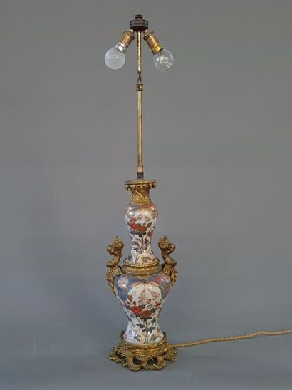 Pied de lampe en porcelaine de Bayeux décor...
