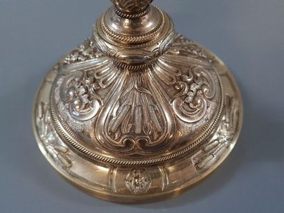 Ciboire en argent vermeillé à décor en repoussé...