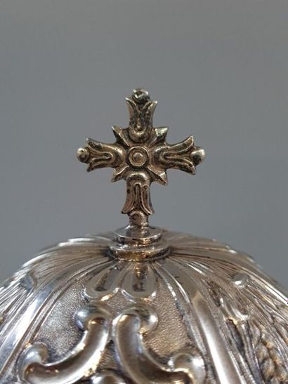 Ciboire en argent vermeillé à décor en repoussé...