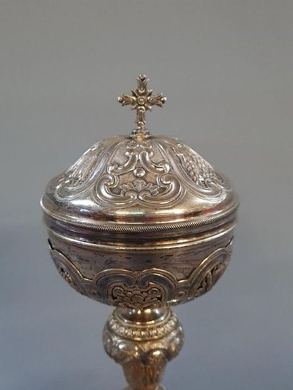 Ciboire en argent vermeillé à décor en repoussé...