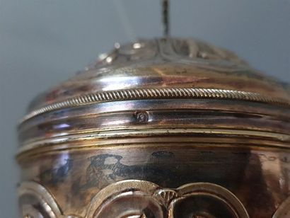 Ciboire en argent vermeillé à décor en repoussé...