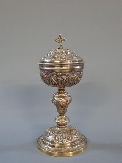 Ciboire en argent vermeillé à décor en repoussé...