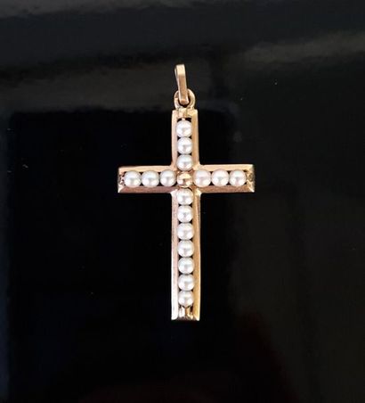 750°/00 gold cross set with cultured pearls.
4...