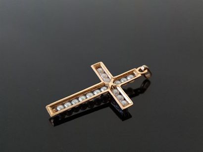 750°/00 gold cross set with cultured pearls.
4...