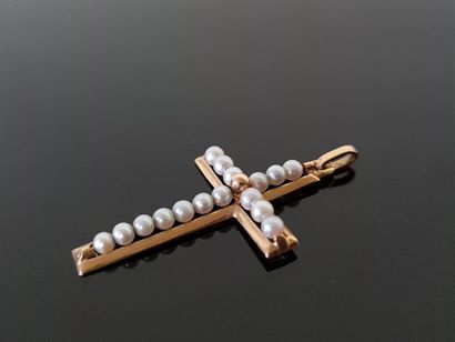 750°/00 gold cross set with cultured pearls.
4...