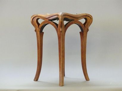Tabouret de musicien en noyer mouluré.
Epoque...