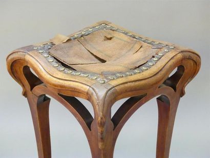 Tabouret de musicien en noyer mouluré.
Epoque...