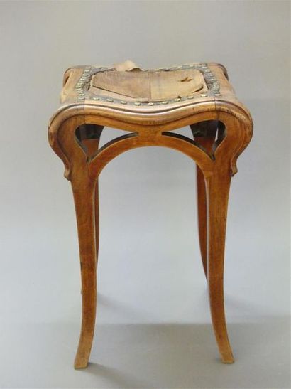 Tabouret de musicien en noyer mouluré.
Epoque...