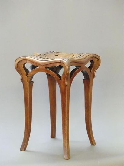 Tabouret de musicien en noyer mouluré.
Epoque...