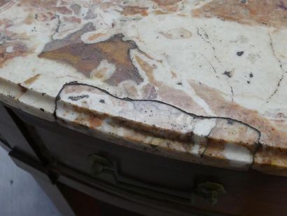 Mahogany veneered half-moon console.
Louis...