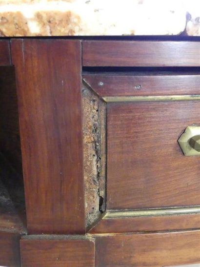 Mahogany veneered half-moon console.
Louis...
