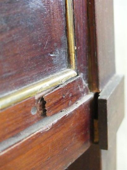 Mahogany veneered half-moon console.
Louis...