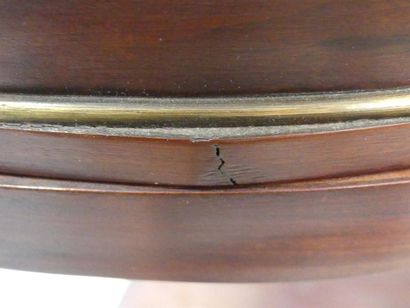 Mahogany veneered half-moon console.
Louis...